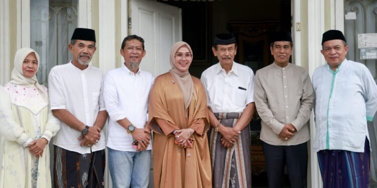 Momen Lebaran, Bupati Barru Andi Ina dan Suami Sambangi Mantan Bupati Barru Andi Muhammad Rum