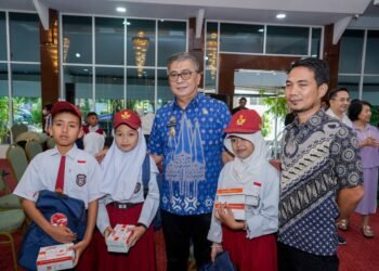 Pemkab Barru dan Yayasan Ibnu Sina Peduli Hands For Help Salurkan Bantuan Perlengkapan Sekolah untuk 100 Siswa SD