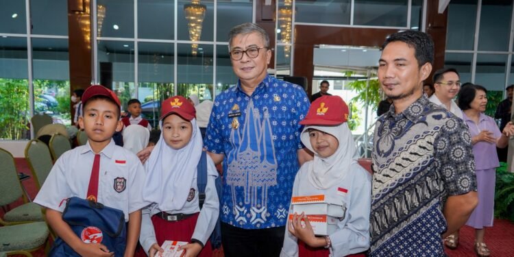Pemkab Barru dan Yayasan Ibnu Sina Peduli Hands For Help Salurkan Bantuan Perlengkapan Sekolah untuk 100 Siswa SD