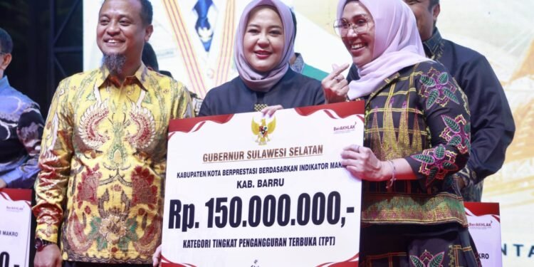 Bupati Andi Ina Kartika Sari Terima Penghargaan dari Andi Sudirman Sulaiman, Barru Unggul Tekan Pengangguran
