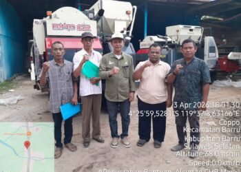 Pemkab Barru Serahkan Combine Harvester, Dorong Modernisasi Pertanian