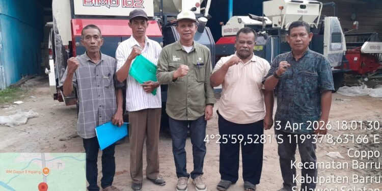 Pemkab Barru Serahkan Combine Harvester, Dorong Modernisasi Pertanian