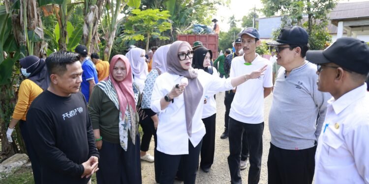 Bupati Barru Andi Ina Kartika Sari Tinjau Sungai Jadi “TPA Ilegal”, Instruksikan Pembersihan Segera