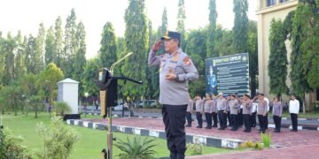 Kapolda Sulsel Pimpin Apel Gabungan, Personel Berprestasi Terima Penghargaan