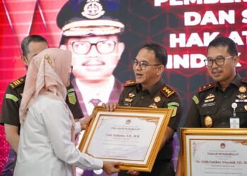 Kejari Barru Raih Penghargaan dari Lembaga Perlindungan Saksi dan Korban atas Keberhasilan Restitusi Korban