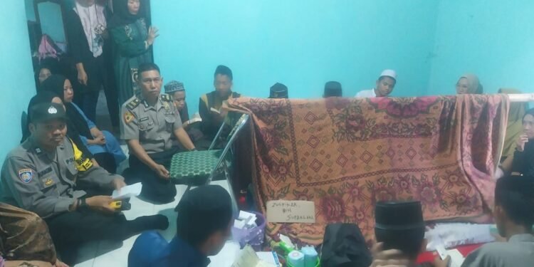 Polsek Mallusetasi Tunjukkan Kepedulian, Dampingi Prosesi Pemakaman Warga di Barru