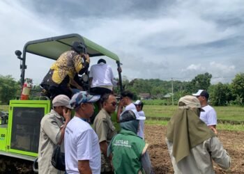 Kadis Pangan PTHBUN Barru Dampingi Tim Mekanik BASKARA Operasikan Traktor Suprema 100 (Crawler)