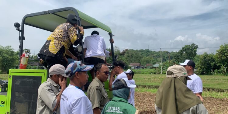 Kadis Pangan PTHBUN Barru Dampingi Tim Mekanik BASKARA Operasikan Traktor Suprema 100 (Crawler)