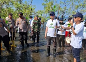 Sinergi Peringatan Hari Bumi 2026, Polri–Pemda–Swasta Tanam Mangrove di Barru