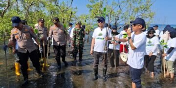 Sinergi Peringatan Hari Bumi 2026, Polri–Pemda–Swasta Tanam Mangrove di Barru