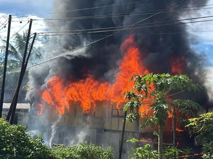 Dua Rumah Panggung di Lampoko Barru Ludes Terbakar, Korsleting Listrik Jadi Penyebab