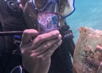 Kapolres Barru Bersihkan Sampah Plastik di Laut Pulau Dutungan, Selamatkan Terumbu Karang