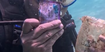 Kapolres Barru Bersihkan Sampah Plastik di Laut Pulau Dutungan, Selamatkan Terumbu Karang