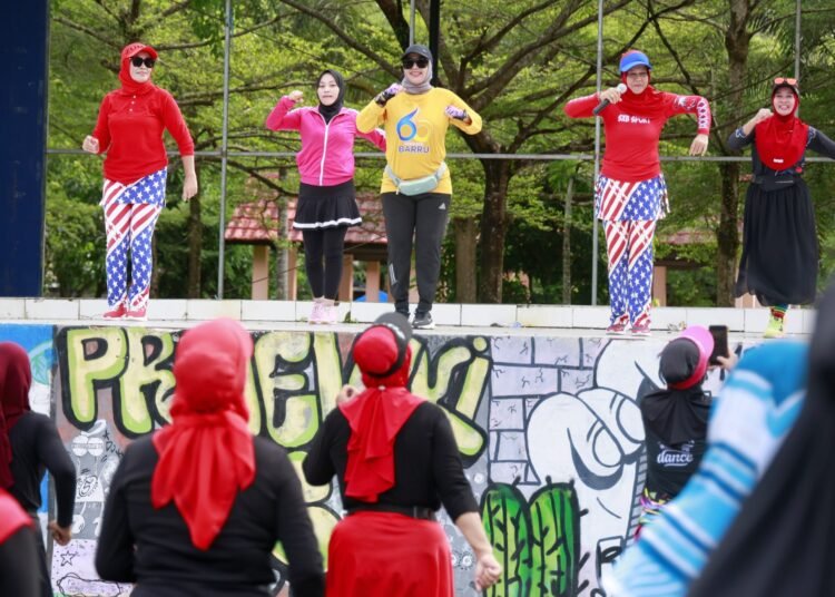 CFD Barru Semarak, Bupati Andi Ina Bersepeda Sambil Tinjau Kondisi Kota