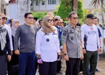 Bupati Barru Pimpin Aksi Rabu Bersih di Taman Makam Pahlawan  Bupati Barru Pimpin Gotong Royong
