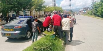 Aksi Cepat Kapolsek Soppeng Riaja Evakuasi Korban Kecelakaan ke Puskesmas Mangkoso