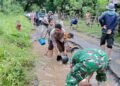 Wujud Kepedulian Polri, Bhabinkamtibmas Bersama Warga Tambal Jalan Berlubang