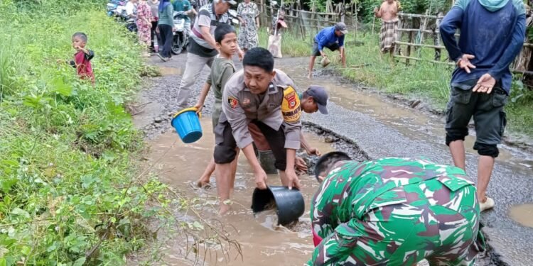 Wujud Kepedulian Polri, Bhabinkamtibmas Bersama Warga Tambal Jalan Berlubang