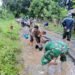 Wujud Kepedulian Polri, Bhabinkamtibmas Bersama Warga Tambal Jalan Berlubang