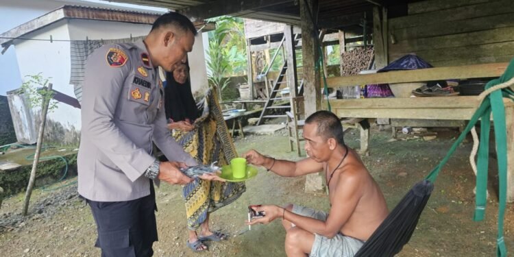 Humanis, Polsek Pujananting Rutin Kunjungi ODGJ Demi Pastikan Pengobatan Berjalan