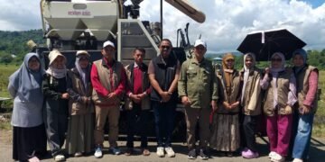 Kadis Pangan dan PTHBUN Barru Dampingi Tim Teknis PT Maxi Indonesia Berikan Pembinaan Kepada Kelompok Tani