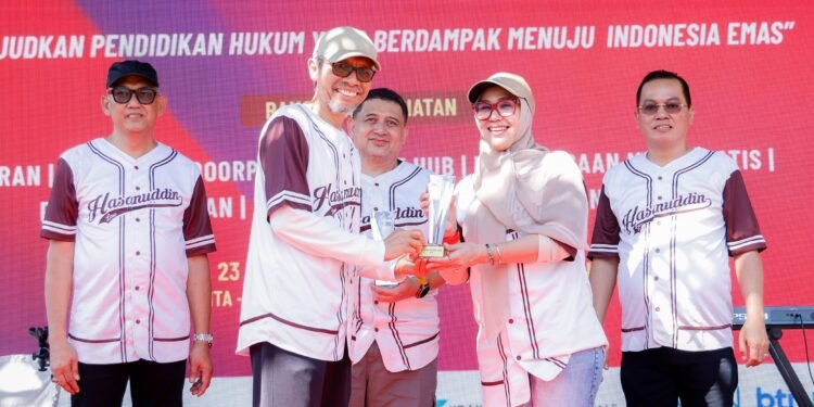 Bupati Barru Andi Ina Terima Hasanuddin Law School Award pada Dies Natalis ke-74 FH Unhas