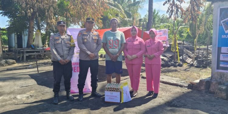 Kapolsek Balusu dan Bhayangkari Salurkan Bantuan untuk Korban Kebakaran di Desa Lampoko