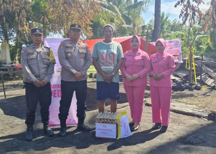 Kapolsek Balusu dan Bhayangkari Salurkan Bantuan untuk Korban Kebakaran di Desa Lampoko