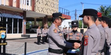 Kapolres Barru Berikan Penghargaan kepada 6 Personel Berprestasi, Tingkatkan Motivasi Kerja