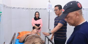 Tertabrak Saat Bertugas, Bhabinkamtibmas Polsek Soppeng Riaja Jalani Perawatan di RSUD Lapatarai