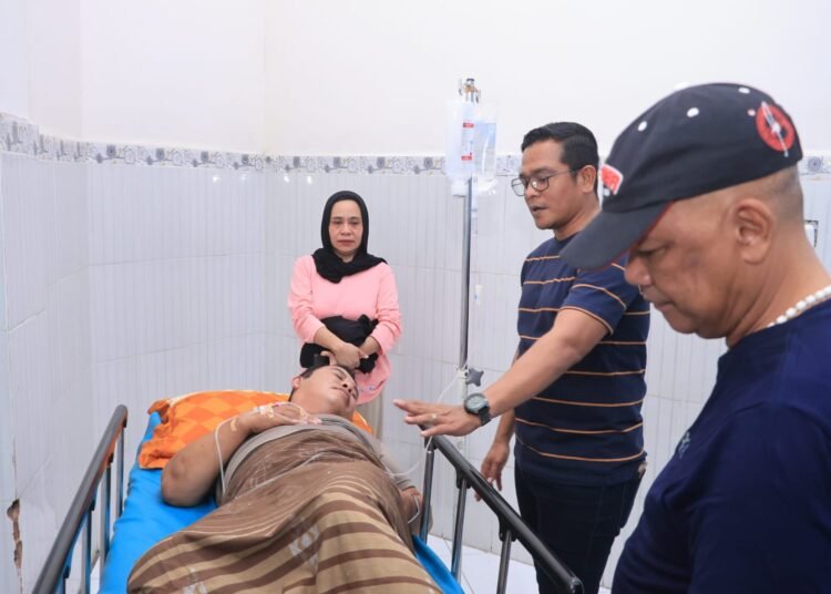 Tertabrak Saat Bertugas, Bhabinkamtibmas Polsek Soppeng Riaja Jalani Perawatan di RSUD Lapatarai
