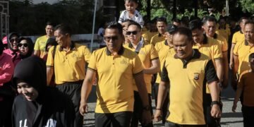 Semarak Hari Bhayangkara ke-80, Polres Barru Gelar Gerak Jalan Santai dan Olahraga Bersama