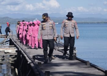 Sambut Hari Bhayangkara ke-80, Polres Barru Salurkan Sembako kepada 29 KK di Pulau Panikiang