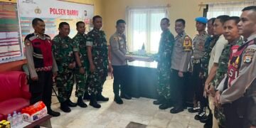 Sambangi Polsek Barru, Anggota Koramil Barru Beri Kejutan Nasi Tumpeng di HUT Bhayangkara