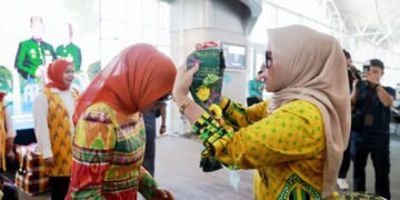 Bupati Andi Ina Kalungkan Wastra Khas Barru kepada Sri Suparni Bahlil