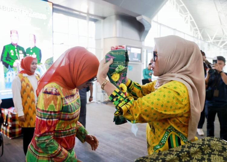 Bupati Andi Ina Kalungkan Wastra Khas Barru kepada Sri Suparni Bahlil