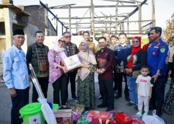 Bupati dan Wabup Barru Kunjungi Korban Kebakaran di Juppai, Salurkan Bantuan Darurat