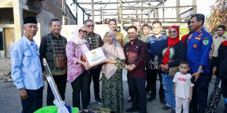 Bupati dan Wabup Barru Kunjungi Korban Kebakaran di Juppai, Salurkan Bantuan Darurat