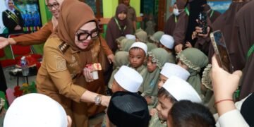Cokelat dan Senyum Anak-Anak, Cara Sederhana Bupati Barru Andi Ina Ciptakan Kenangan Bermakna