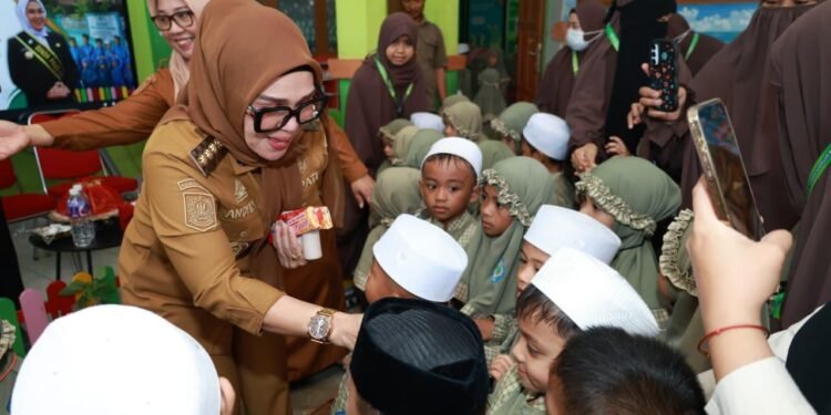 Cokelat dan Senyum Anak-Anak, Cara Sederhana Bupati Barru Andi Ina Ciptakan Kenangan Bermakna