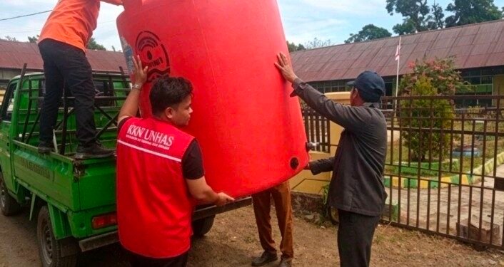Kolaborasi PLTU Barru, BPBD, dan Pemdes Lawallu Salurkan Air Bersih bagi Warga Terdampak Kekeringan