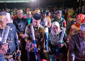 Wabup Barru Apresiasi Komitmen Warga Gattareng Melestarikan Tradisi Padenda–Sere Api