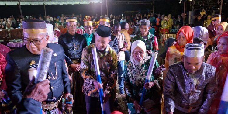 Wabup Barru Apresiasi Komitmen Warga Gattareng Melestarikan Tradisi Padenda–Sere Api