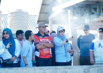 Bupati dan Wakil Bupati Barru Pantau Gotong Royong Bersihkan TPI