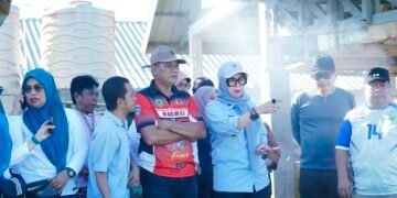 Bupati dan Wakil Bupati Barru Pantau Gotong Royong Bersihkan TPI