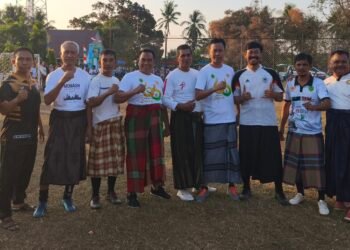 Tim KONI Barru vs Tim Asisten III Meriahkan HUT RI ke-81 dengan Sepak Bola Pakai Sarung