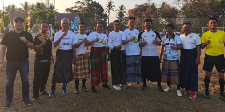 Tim KONI Barru vs Tim Asisten III Meriahkan HUT RI ke-81 dengan Sepak Bola Pakai Sarung