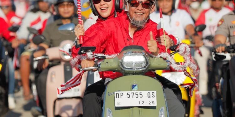 Konvoi Merah Putih Semarak, Bupati Barru Sapa Warga di Sepanjang Jalan