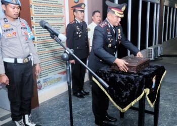 Kapolres Barru Terima Duplikat Bendera Pusaka dalam Upacara Kirab HUT ke-81 RI