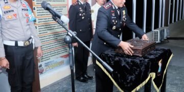 Kapolres Barru Terima Duplikat Bendera Pusaka dalam Upacara Kirab HUT ke-81 RI